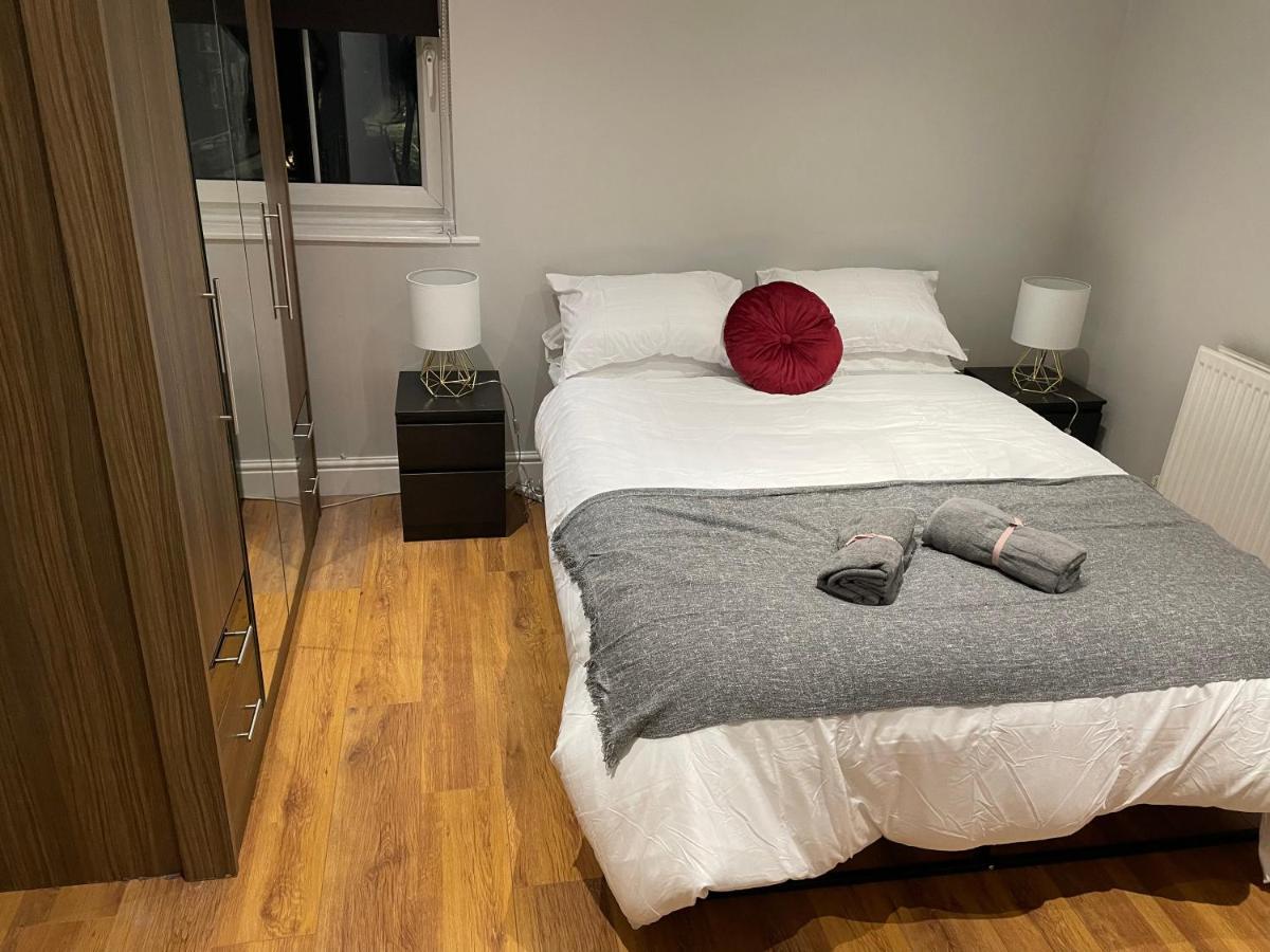 2 Bedroom Apartment Chiswick Park Tube Station London Kültér fotó