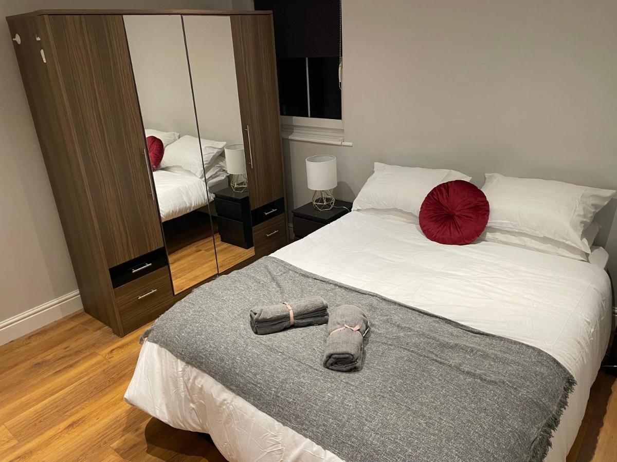 2 Bedroom Apartment Chiswick Park Tube Station London Kültér fotó
