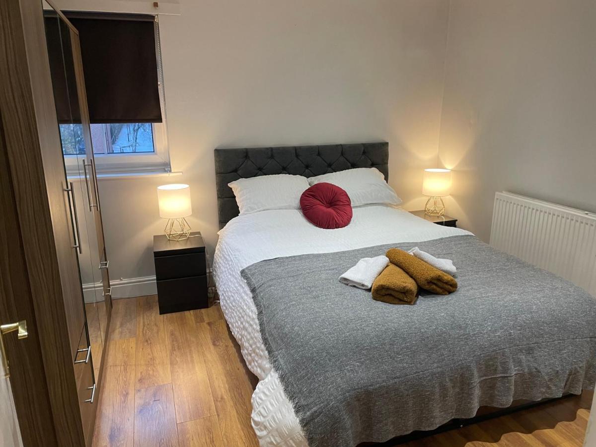 2 Bedroom Apartment Chiswick Park Tube Station London Kültér fotó
