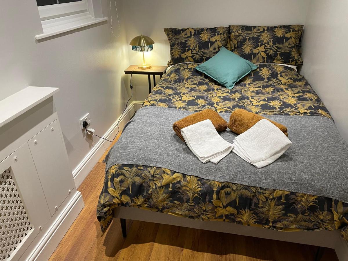 2 Bedroom Apartment Chiswick Park Tube Station London Kültér fotó