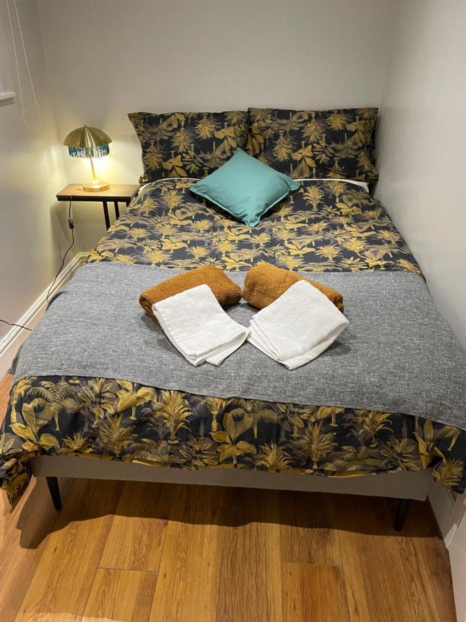 2 Bedroom Apartment Chiswick Park Tube Station London Kültér fotó